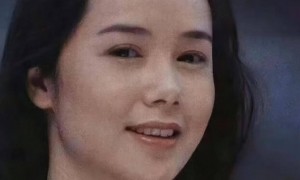 60岁蒋雯丽隐居英国街头被偶遇！素颜出镜满脸皱纹，褪去明星光环，气场却依旧强大不减当年