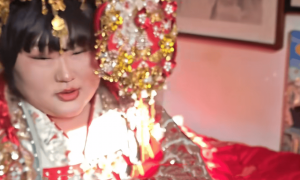 大衣哥女儿出嫁！穿凤衣戴凤冠雍容华贵，女婿面相老实身材高大