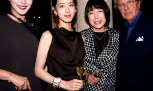 章泽天飞迪拜陪刘强东，穿千元服饰住60万一晚酒店，没有夫妻不和