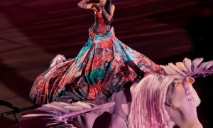 蔡依林演唱会出意外，她因道具故障差点被甩出去，现场视频曝光