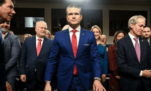 30小时大火之后，美最强航母严重受损，五角大楼严查，水手或故意纵火？