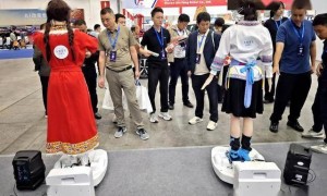 原创 
            AI美女杀疯擦边圈！真人主播流量被抢光，活路只剩线下？