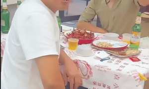 警方通报“女子吃夜宵被陌生男子摸头辱骂”：闵某某(男，34岁)被拘