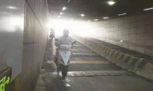 58岁女子地道入口骑车摔死，女儿质疑：40米有14条减速带，合理吗？