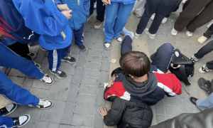 醉汉在公交车上猥亵、殴打他人，高中生挺身而出，警方：会为见义勇为人员申报褒奖荣誉